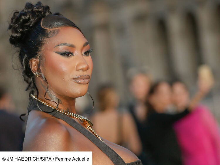 Aya Nakamura Sublime Elle Arbore Une Robe En Cristaux Avec Une Fente 