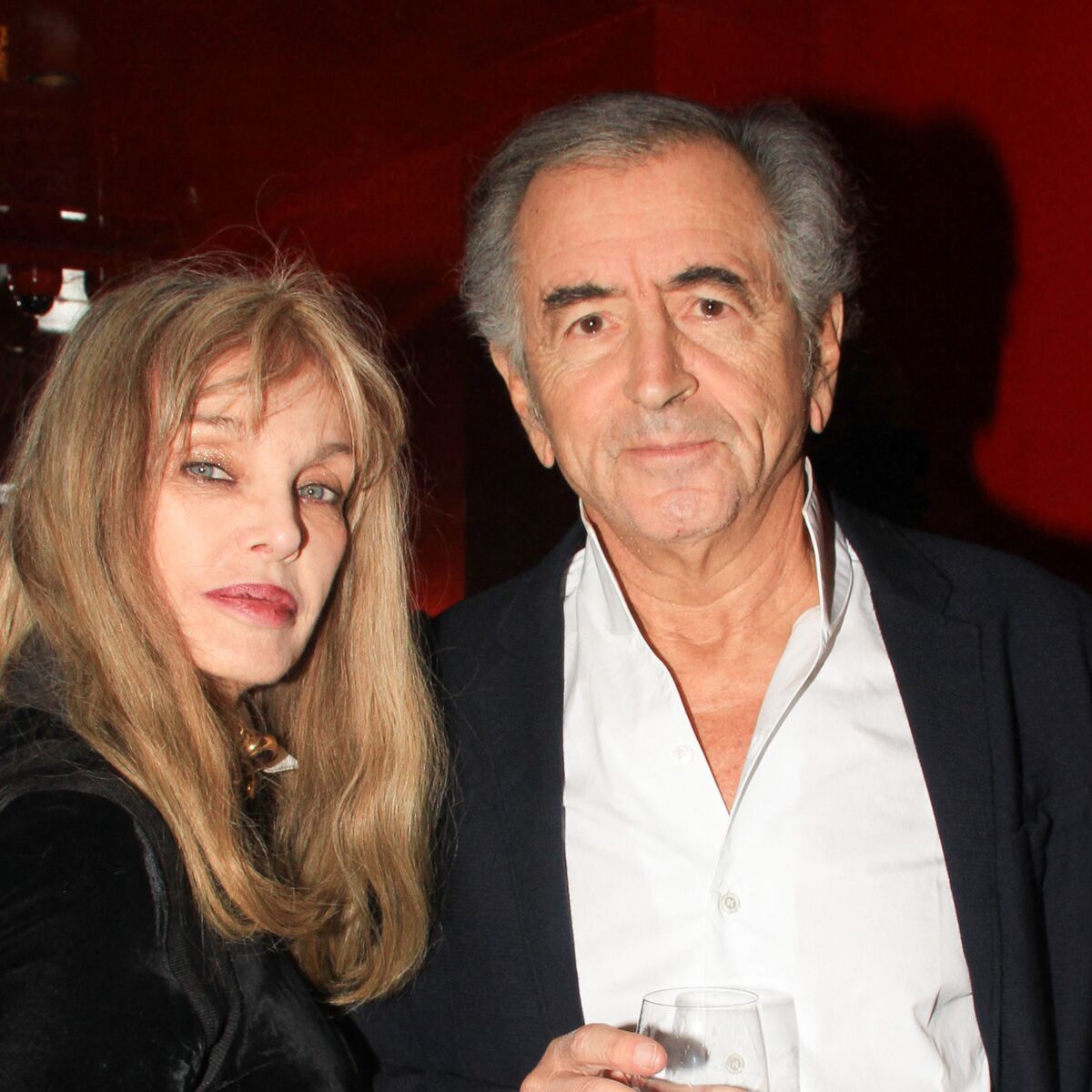 On a perdu notre alliance" : Arielle Dombasle fait une étonnante confidence  sur son couple avec Bernard-Henri Lévy : Femme Actuelle Le MAG