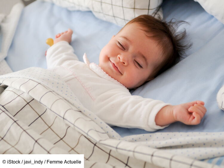 Comment habiller bébé la nuit ? Les conseils de la puéricultrice en