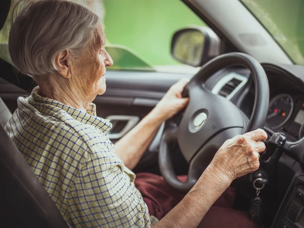 Ce signe prédirait le moment où les personnes âgées prennent la décision d’arrêter de conduire
