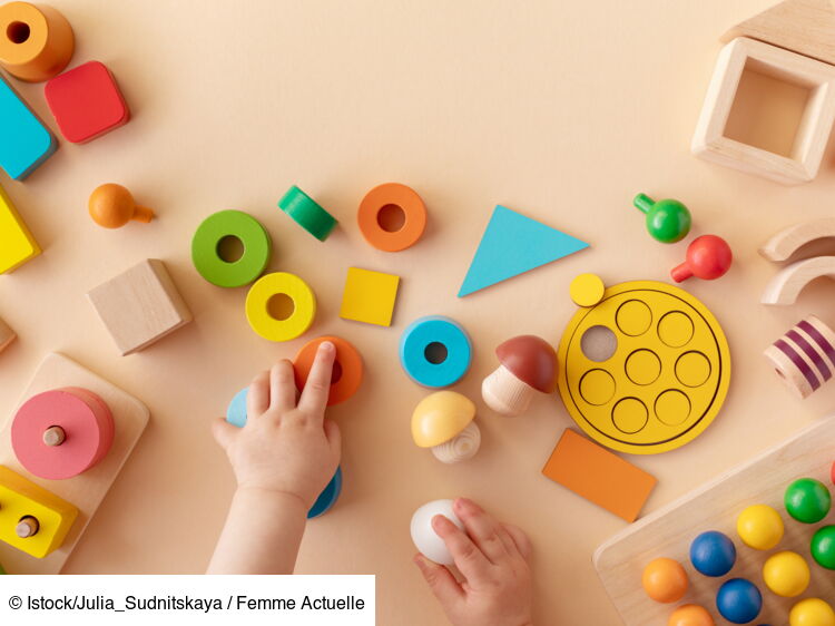 À quel âge bébé peut-il commencer à mettre les formes dans les trous