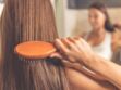 À quelle fréquence faut-il laver sa brosse à cheveux et comment procéder ? Une dermatologue répond
