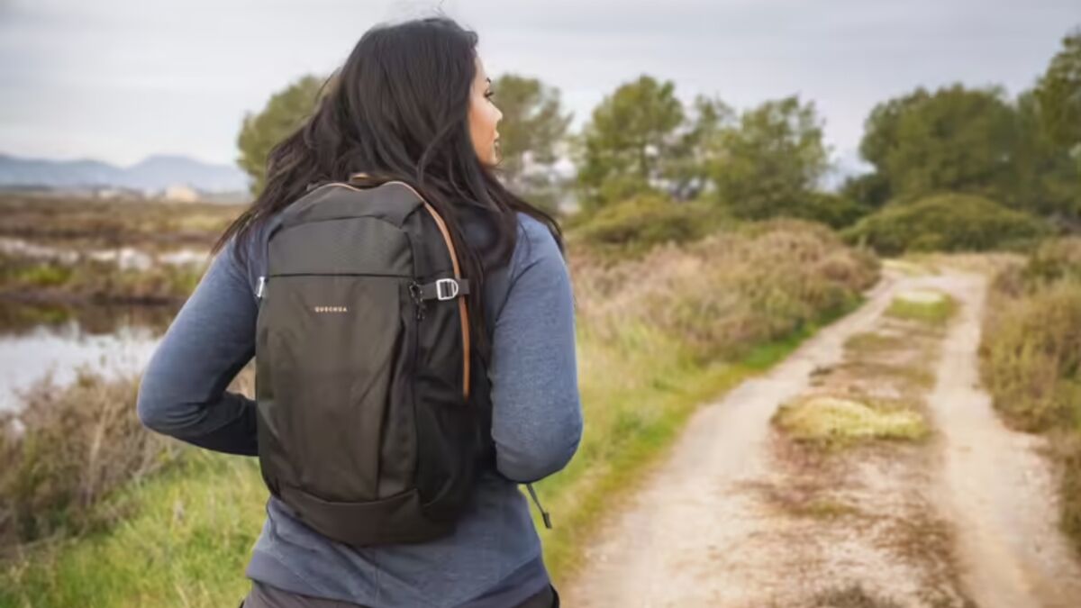 Decathlon ce petit sac a dos confortable a 12 euros sera parfait pour vos prochaines randonnees Femme Actuelle Le MAG