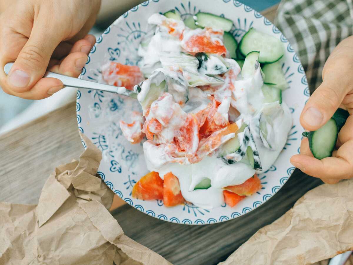 Salade de concombre au saumon et yaourt : la recette super légère parfaite quand il fait très chaud