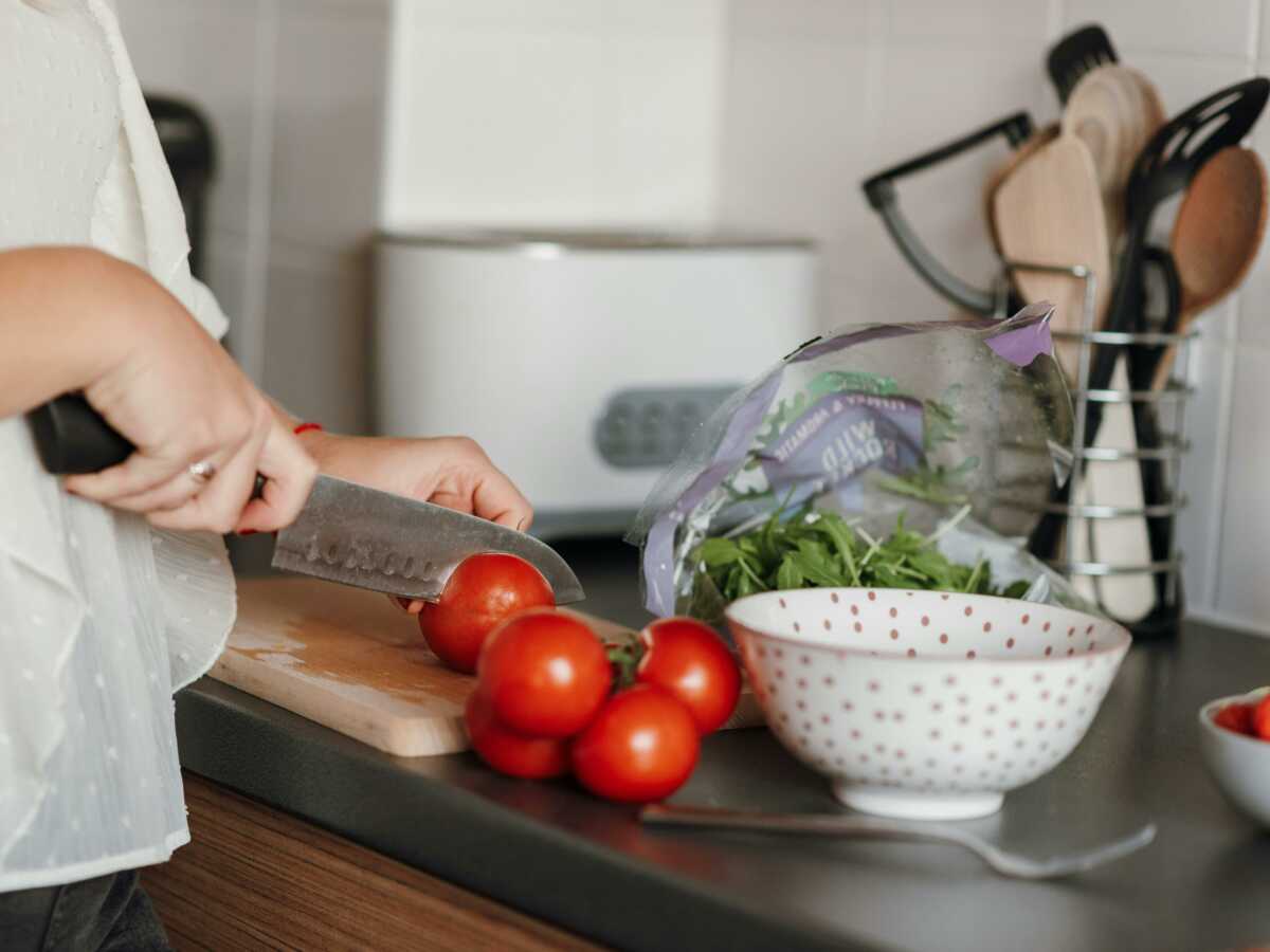 Est-il préférable de consommer les tomates cuites ou crues pour la santé ?