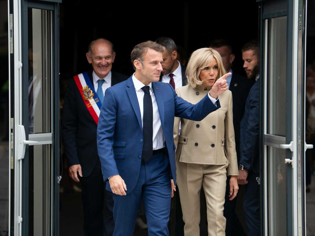 Vestes en jean et en cuir, casquette... Emmanuel et Brigitte Macron très décontractés avant d'aller voter au Touquet