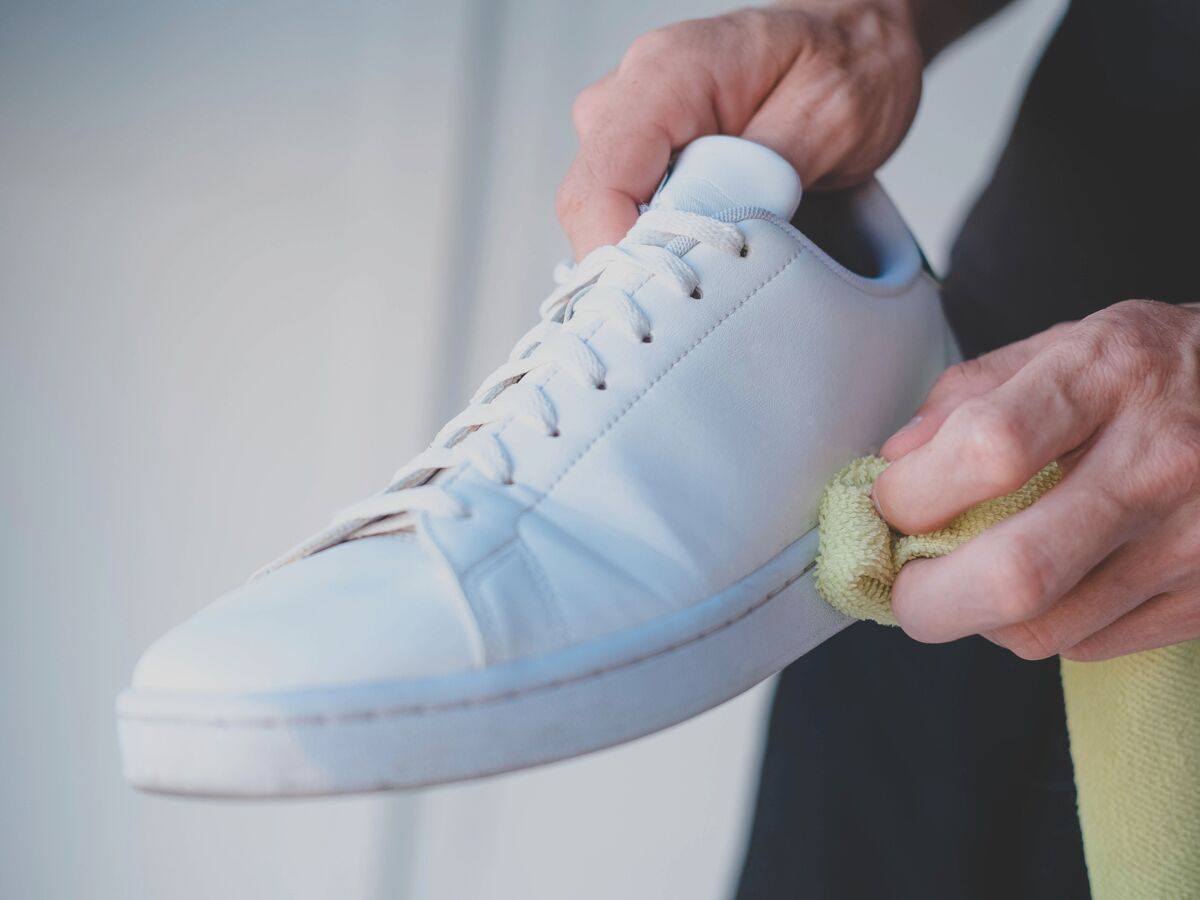 Baskets blanches : voici l'astuce toute simple pour faire disparaître les taches sur les semelles de vos chaussures