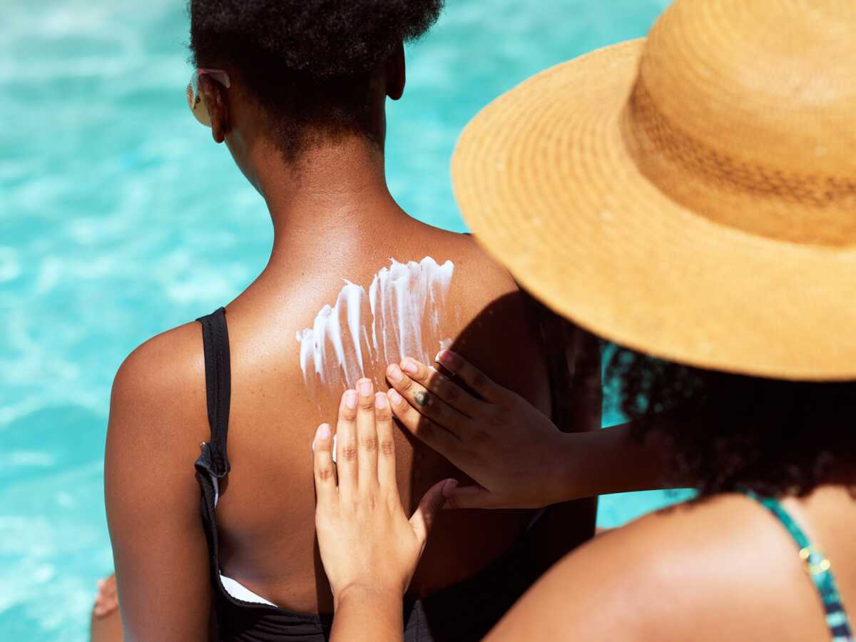 Quelle crème solaire choisir pour les peaux noires et métisses ? Une dermatologue répond