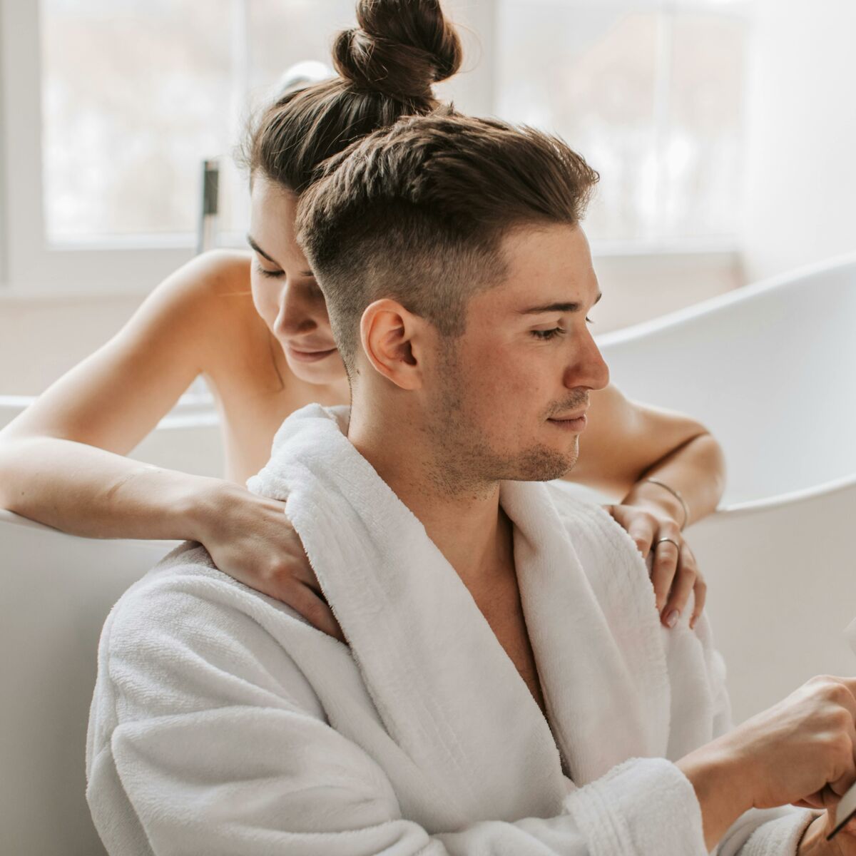 Comment faire un massage érotique ? Les gestes à connaître pour faire  monter le désir : Femme Actuelle Le MAG