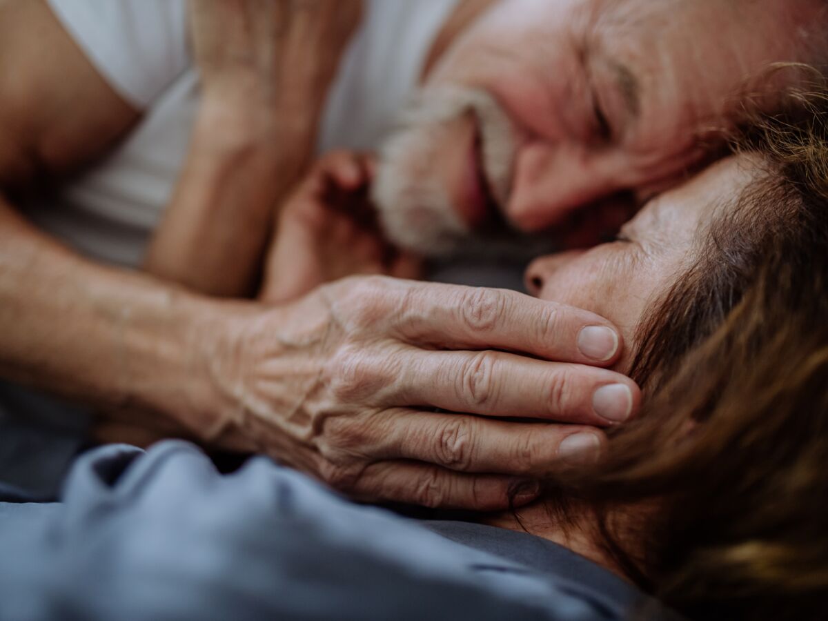 Les positions sexuelles idéales pour maximiser le plaisir chez les couples âgés, selon des sexologues