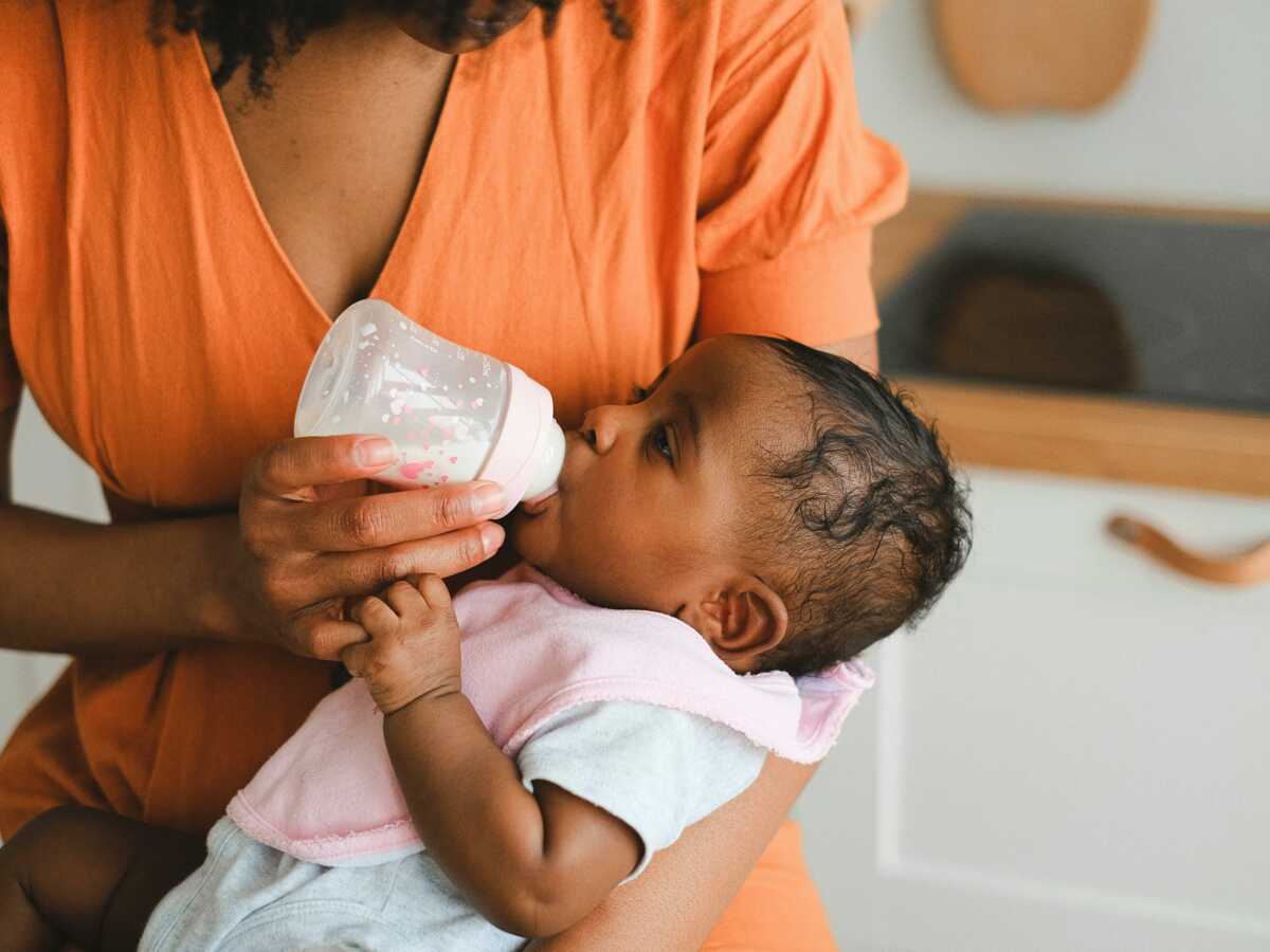 À quel âge peut-on supprimer le biberon du matin de bébé ?
