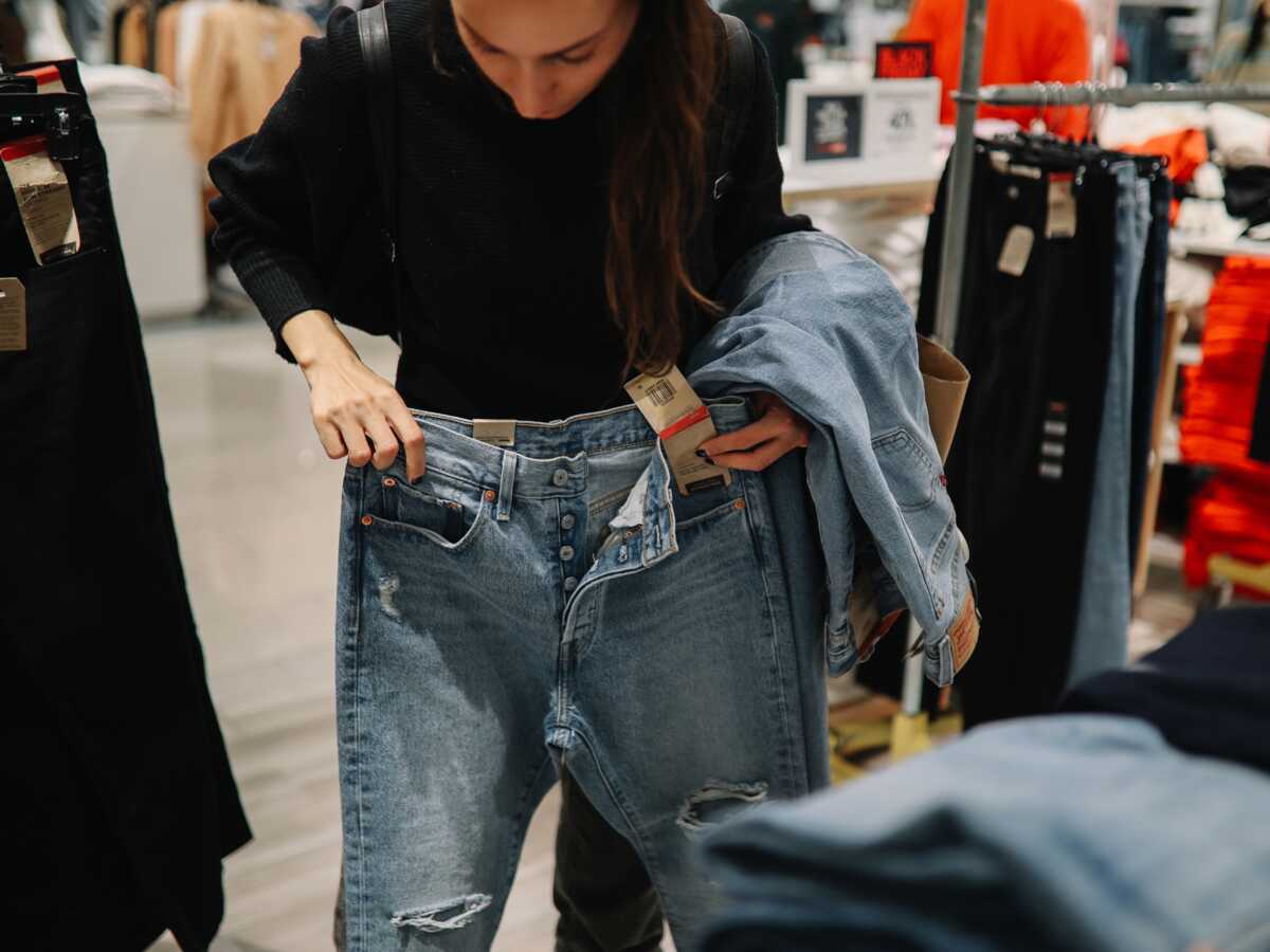 On connaît enfin l'astuce qui permet d'acheter un jean à la bonne taille sans l'essayer (et vous n'allez plus pouvoir vous en passer !)