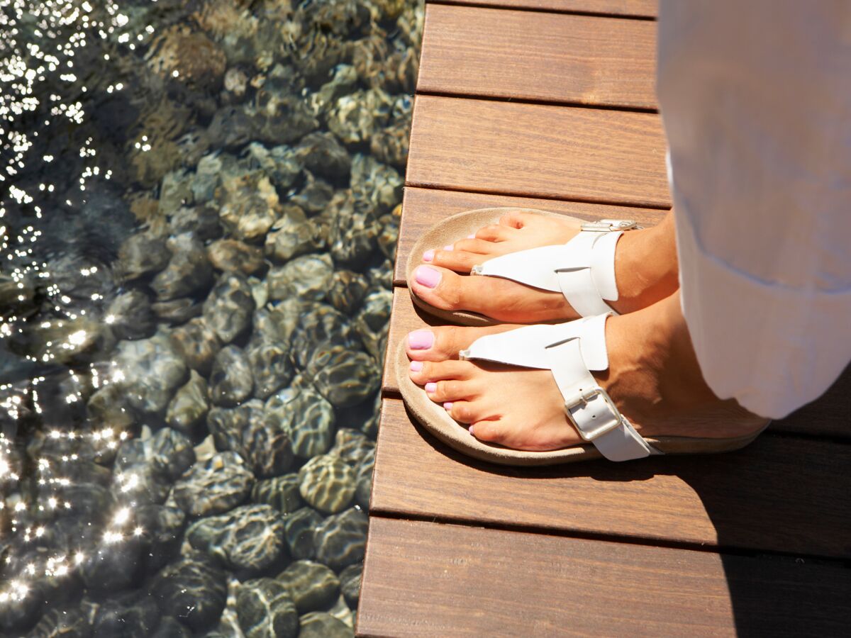 Comment bien choisir ses sandales en été pour être tendance et confortable ? Des podologues répondent