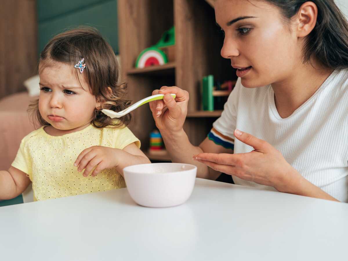 Votre enfant n’aime pas les yaourts avec des morceaux ? Voici l’âge auquel cette habitude est la plus répandue (et pourquoi)