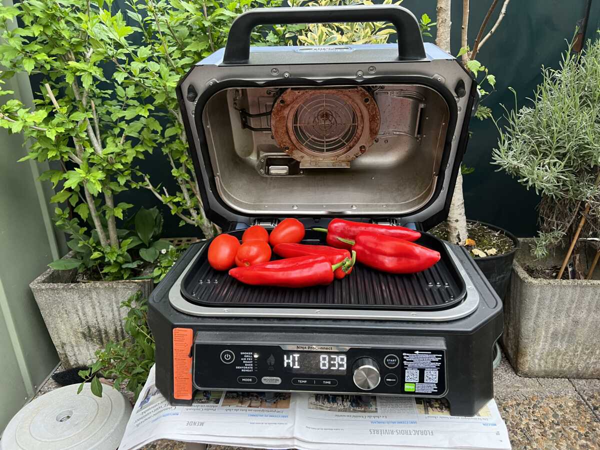 Test Ninja Woodfire Pro Connect XL : un barbecue électrique connecté qui sent bon la grillade au feu de bois