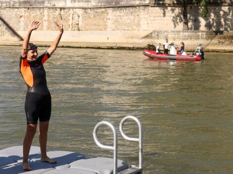 Anne Hidalgo se baigne dans la Seine, un moment "historique" en images
