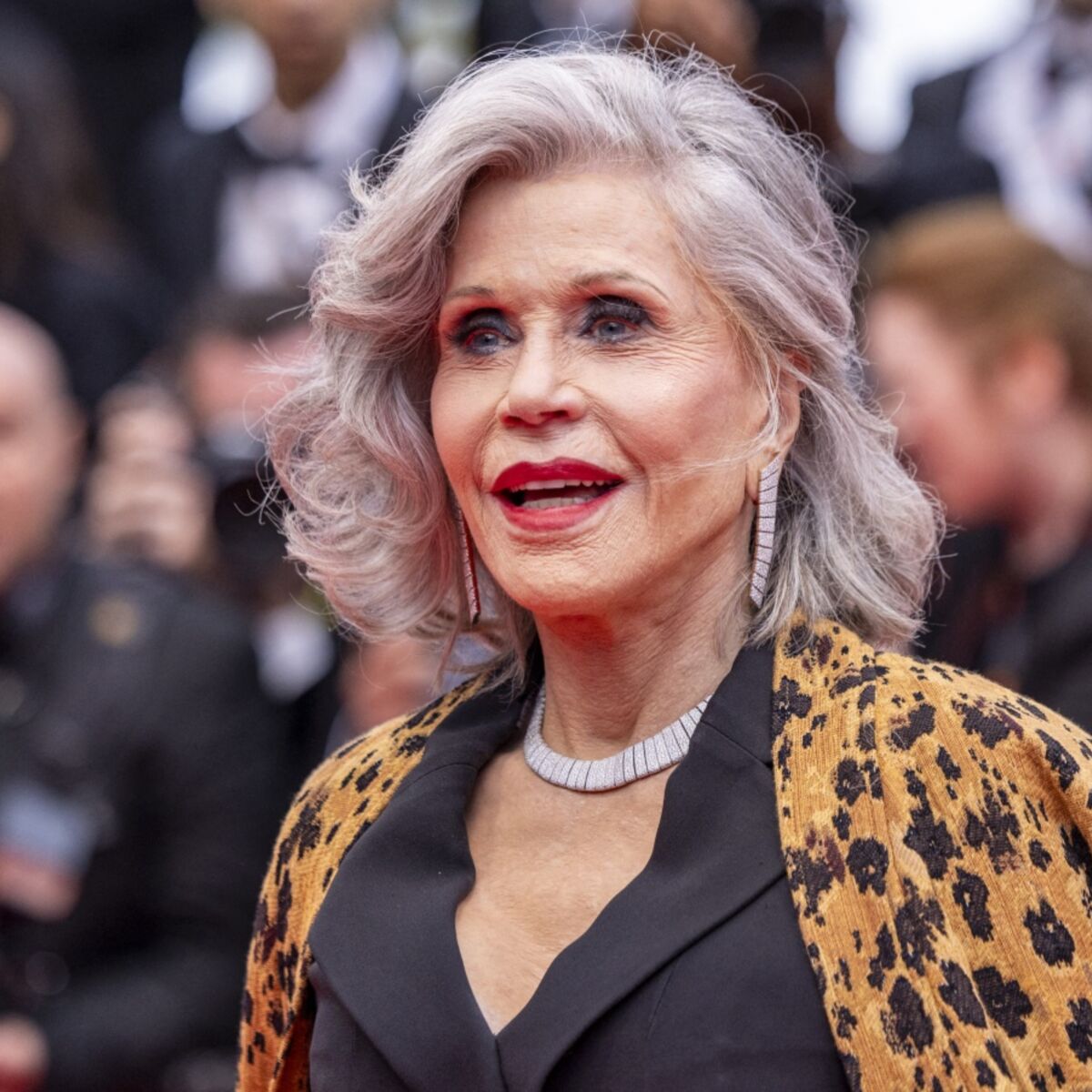 Le secret des cheveux gris radieux et lumineux de Jane Fonda : Femme  Actuelle Le MAG