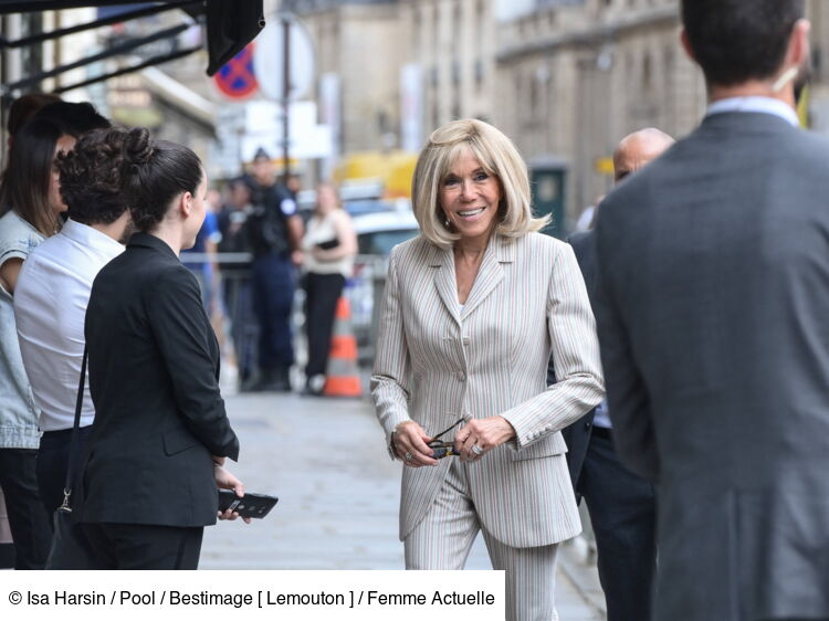 Brigitte Macron très élégante en tailleur-pantalon à rayures et