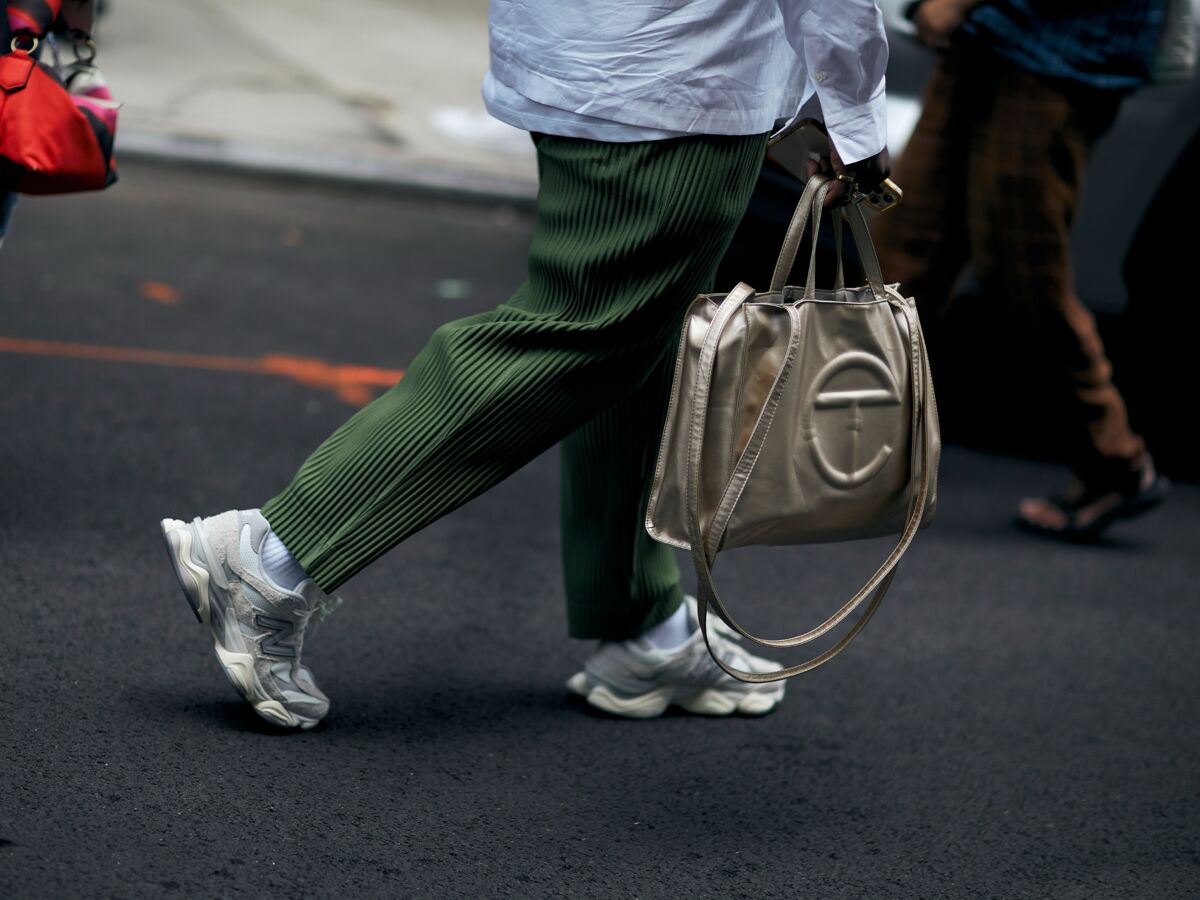 Voici la marque de baskets la plus vendue sur le marche de la seconde main en 2024 et ce n est pas celle que vous pensez Femme Actuelle Le MAG