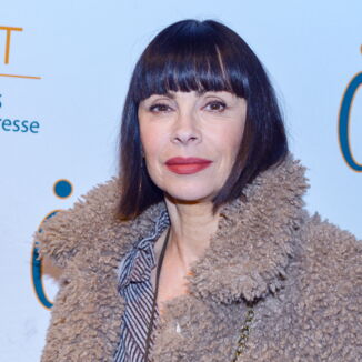 Mathilda May ose la robe décolletée jusqu’au nombril, on voit quasi