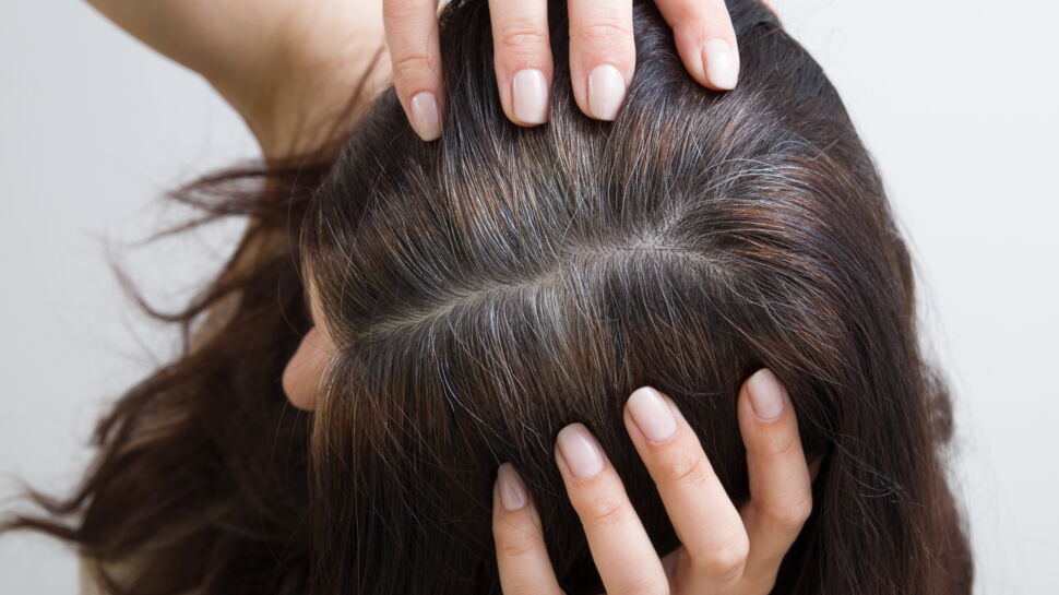 Comment camoufler ses premiers cheveux blancs sans faire de coloration