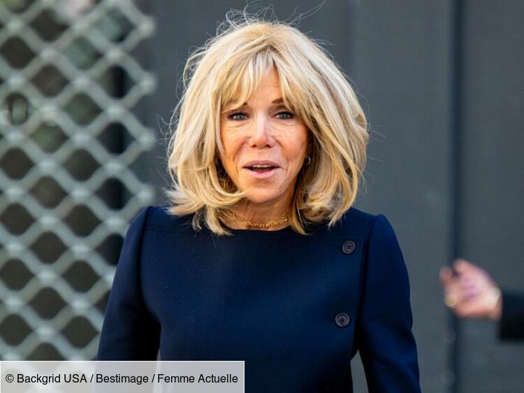 Brigitte Macron chic en costume et T-shirt blanc - on adore l'originalité de son sac Louis Vuitton