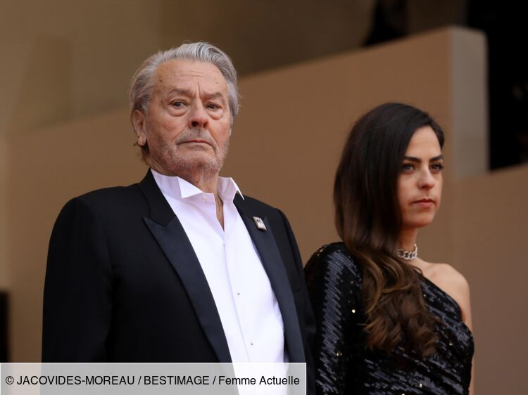 "Comme si son père voulait couper tout lien de parenté": que contient le "second testament" secret d'Alain Delon qui change tout pour Anouchka et ses frères ?