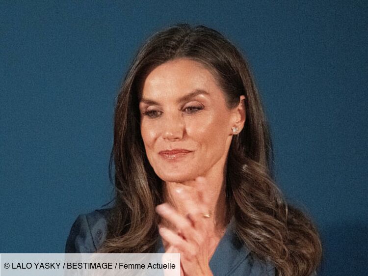 Letizia d'Espagne au top de l'élégance dans une robe midi bleue - et on adore ses chaussures (signées d'une marque française)