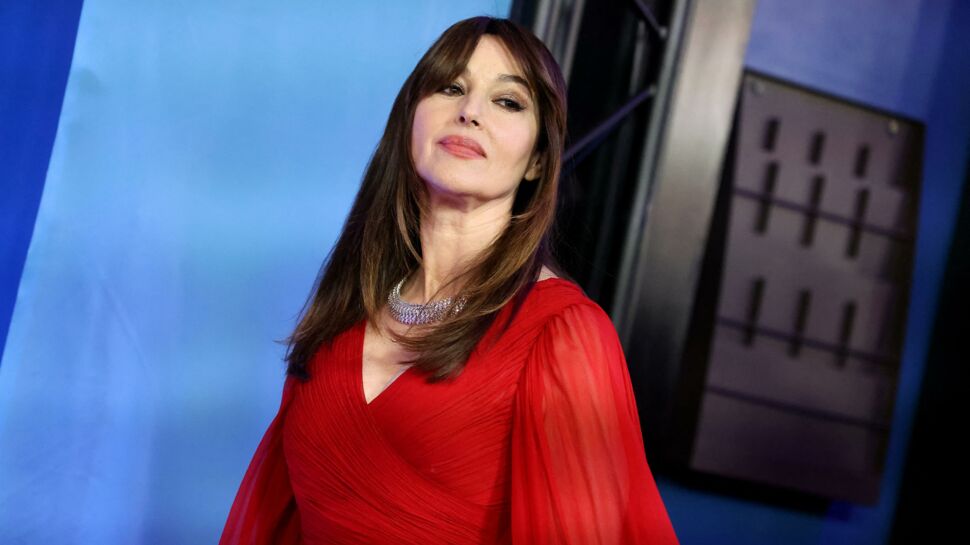 Monica Bellucci splendide : elle pose en trench rouge en cuir et sans rien en dessous !