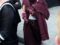 Les plus beaux looks de Louane : robe longue bordeaux drapée à capuche