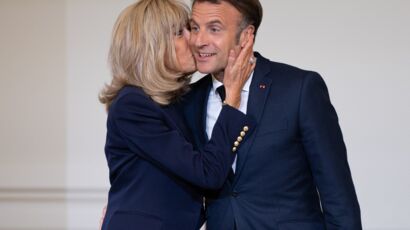 Amoureux et complices, Emmanuel et Brigitte Macron s'échangent un baiser en public 