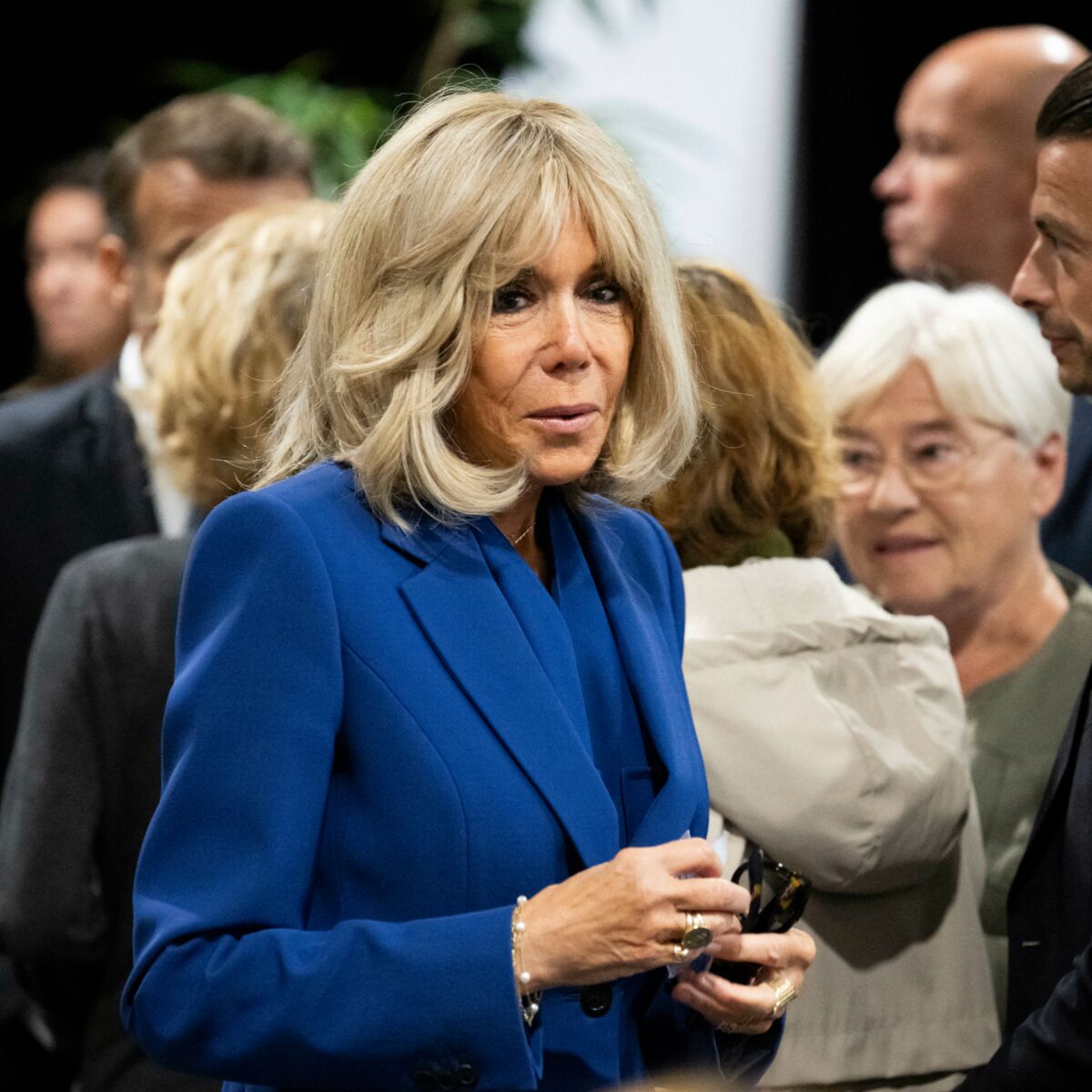 Brigitte Macron tres elegante elle opte pour un total look bleu electrique en tailleur cintre et escarpins hauts Femme Actuelle Le MAG