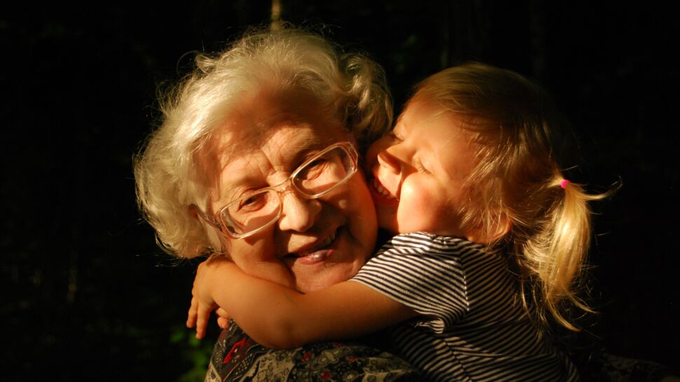 Enfants ou petits-enfants : de qui les grands-mères sont-elles le plus proches ? Une étude répond
