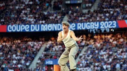 Jean Dujardin critiqué pour son spectacle à la cérémonie d’ouverture de la Coupe du monde de rugby : il réagit tristement à la polémique