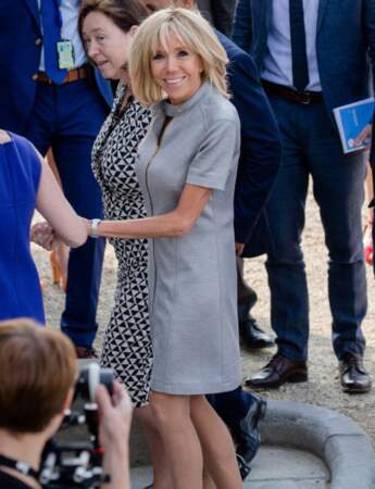 Brigitte Macron : robe gris perle