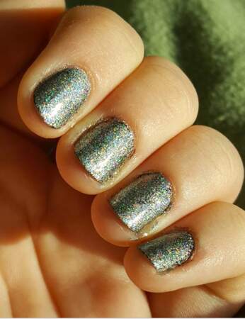 Ongles courts : le gris cosmic