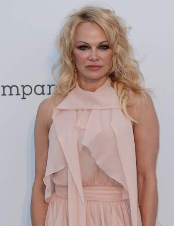 La coupe mi-longue dégradée de Pamela Anderson 