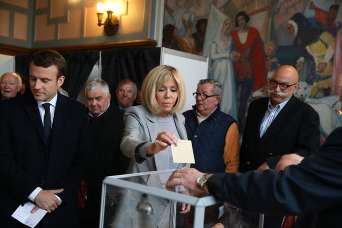 Emmanuel et  Brigitte Macron votent à la mairie du Touquet pour le premier tour de la présidentielle 2017.