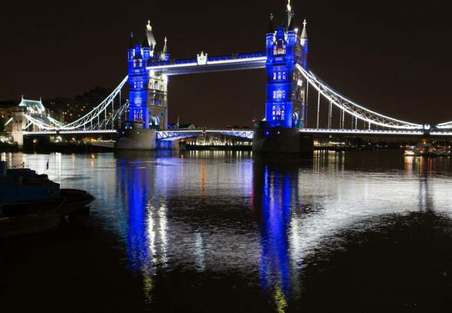 Le Tower Bridge illuminé tout en bleu à l'occasion de l'arrivée du petit prince de Kate et William 
