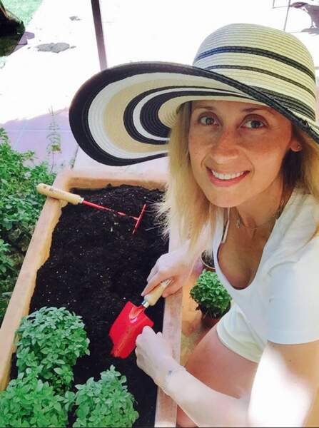 Lara Fabian au naturel pour jardiner