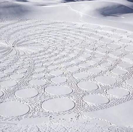 Simon Beck est un land artist qui utilise la neige comme une toile. 