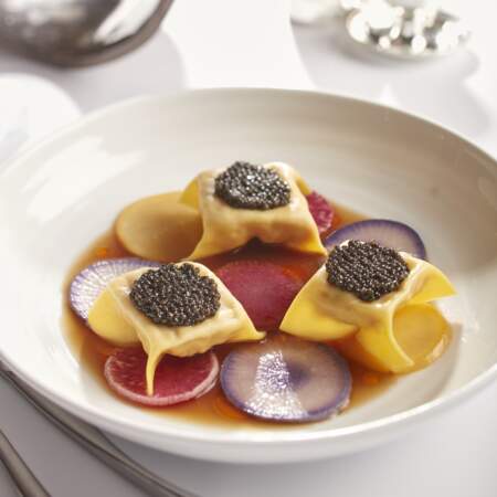 Ravioles de tourteau safrané, caviar et radis de Cédric Béchade