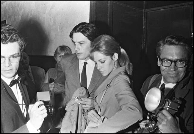 Alain Delon et sa femme Nathalie au concert de Léo Ferré à Bobino en 1969.