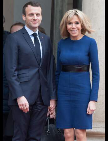 Brigitte Macron : robe bleu marine ceintrée