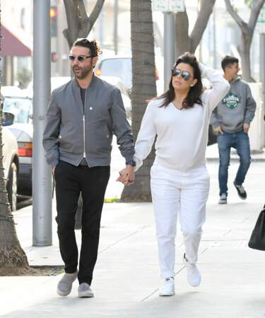 Eva Longoria, enceinte, affiche fièrement son baby bump au bras de son mari 
