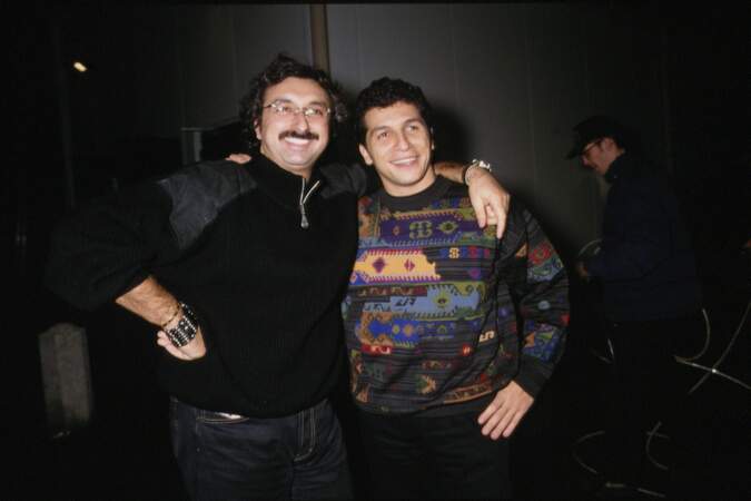 Nagui avec son ami et producteur Gérard Pullicino pour l'émission "N'oubliez pas votre brosse à dents" en 1994.