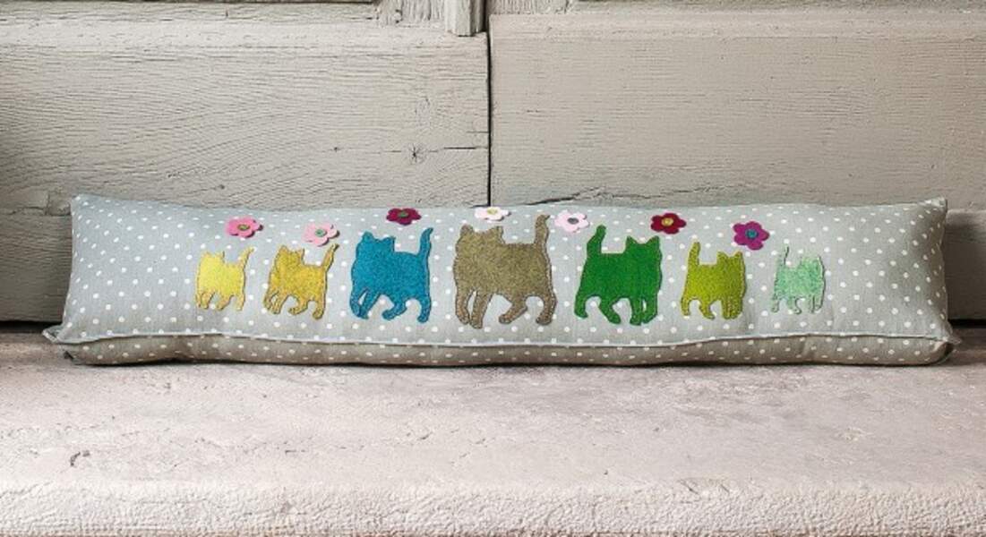 Un bas de porte décoré de chats