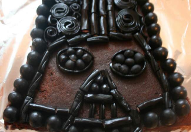 Un gâteau Dark Vador aux bonbons