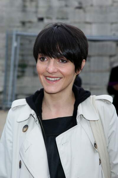 Florence Foresti arrive au défilé de prêt-à-porter Sonia Rykiel en février 2008 à Paris.