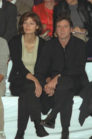 Daniel Auteuil et Marianne Denicourt au défilé Chanel en 2000.